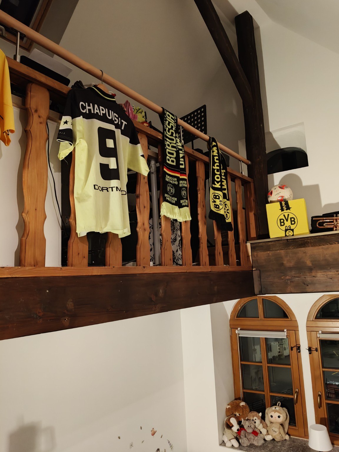Chapuisats Trikot mit der Nummer 9 und BVB-Schals.