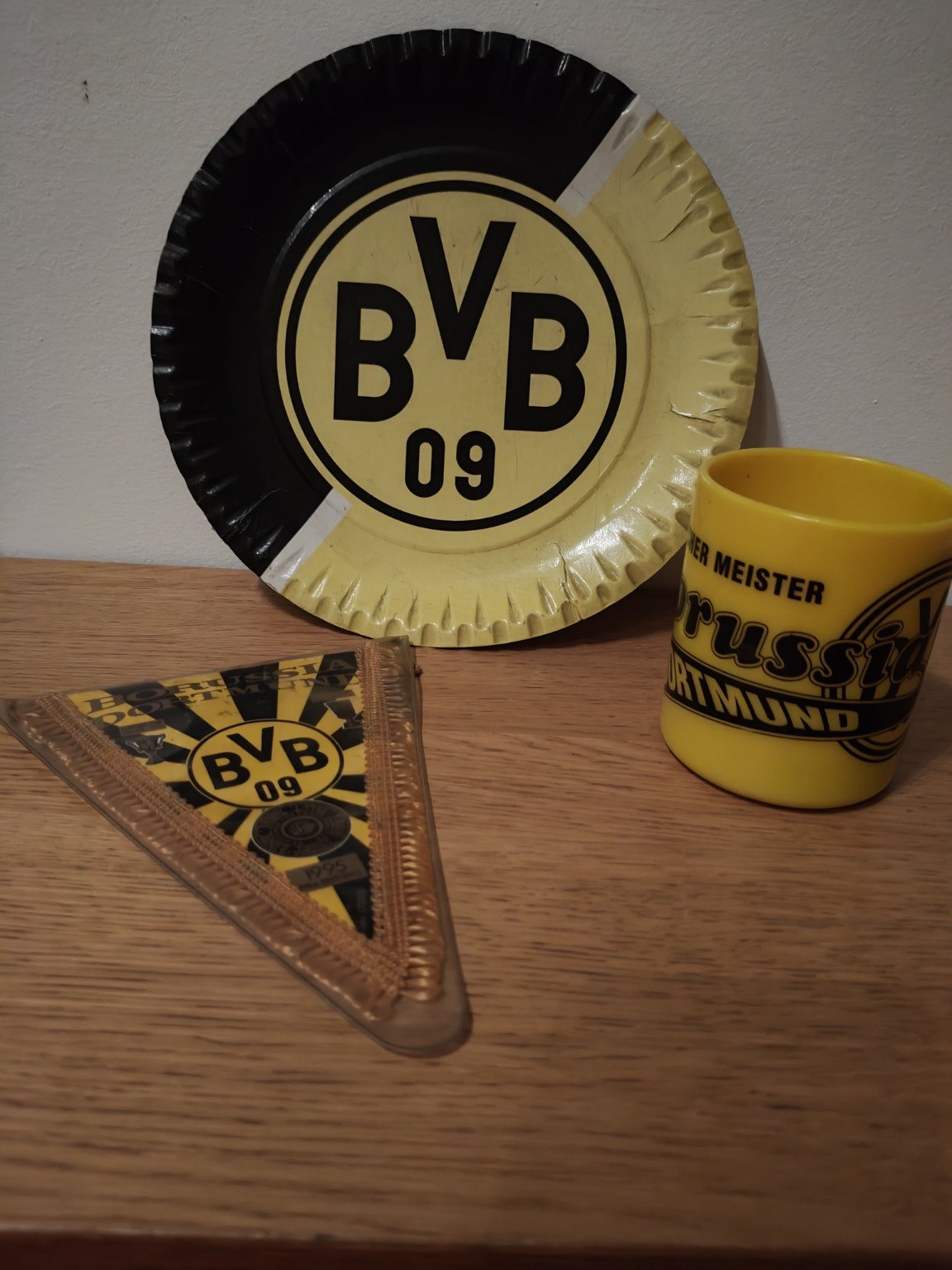 Wimpel, Becher und Tablett, die mein Großvater uns 1995 in Dortmund kaufte.