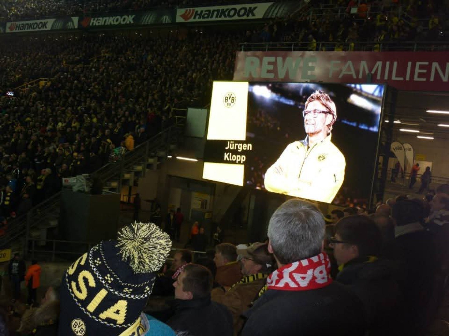 Jürgen Klopp auf der Videowand beim Spiel gegen Bayern.