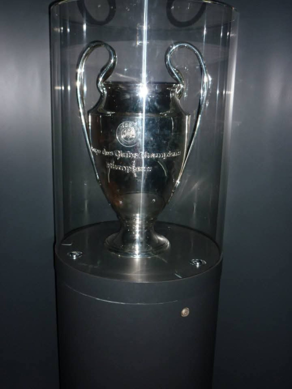 Eine Trophäe im BVB-Museum.