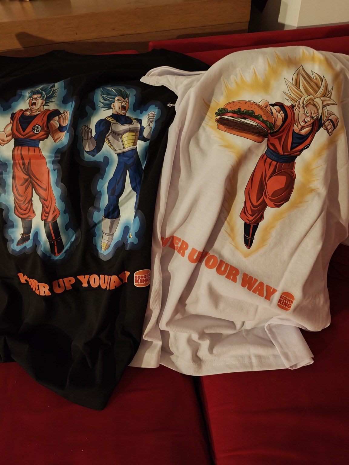 Zwei T-Shirts aus der Dragon-Ball-Aktion bei Burger King