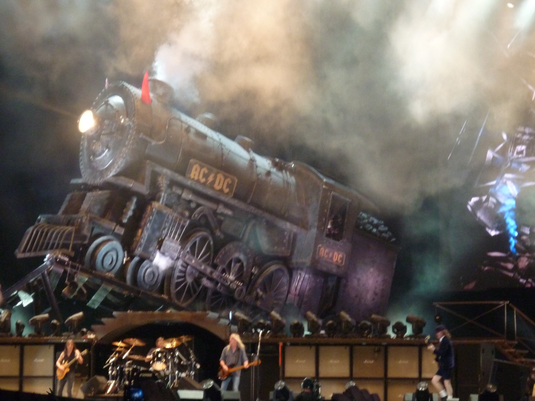 Die Bühnenlokomotive beim AC/DC-Konzert in Bemowo