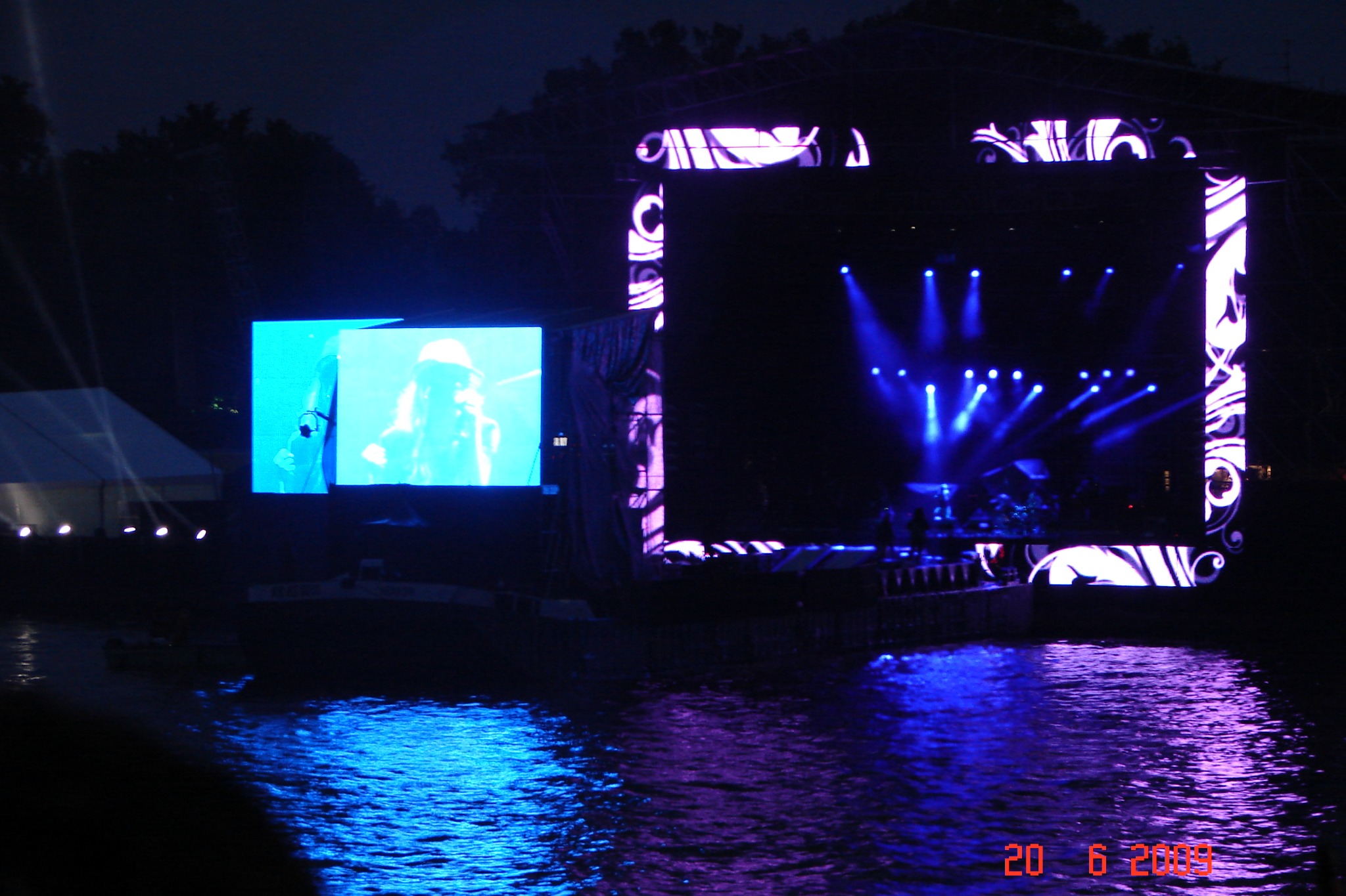 Lenny Kravitz auf der schwimmenden Bühne unterhalb des Wawel