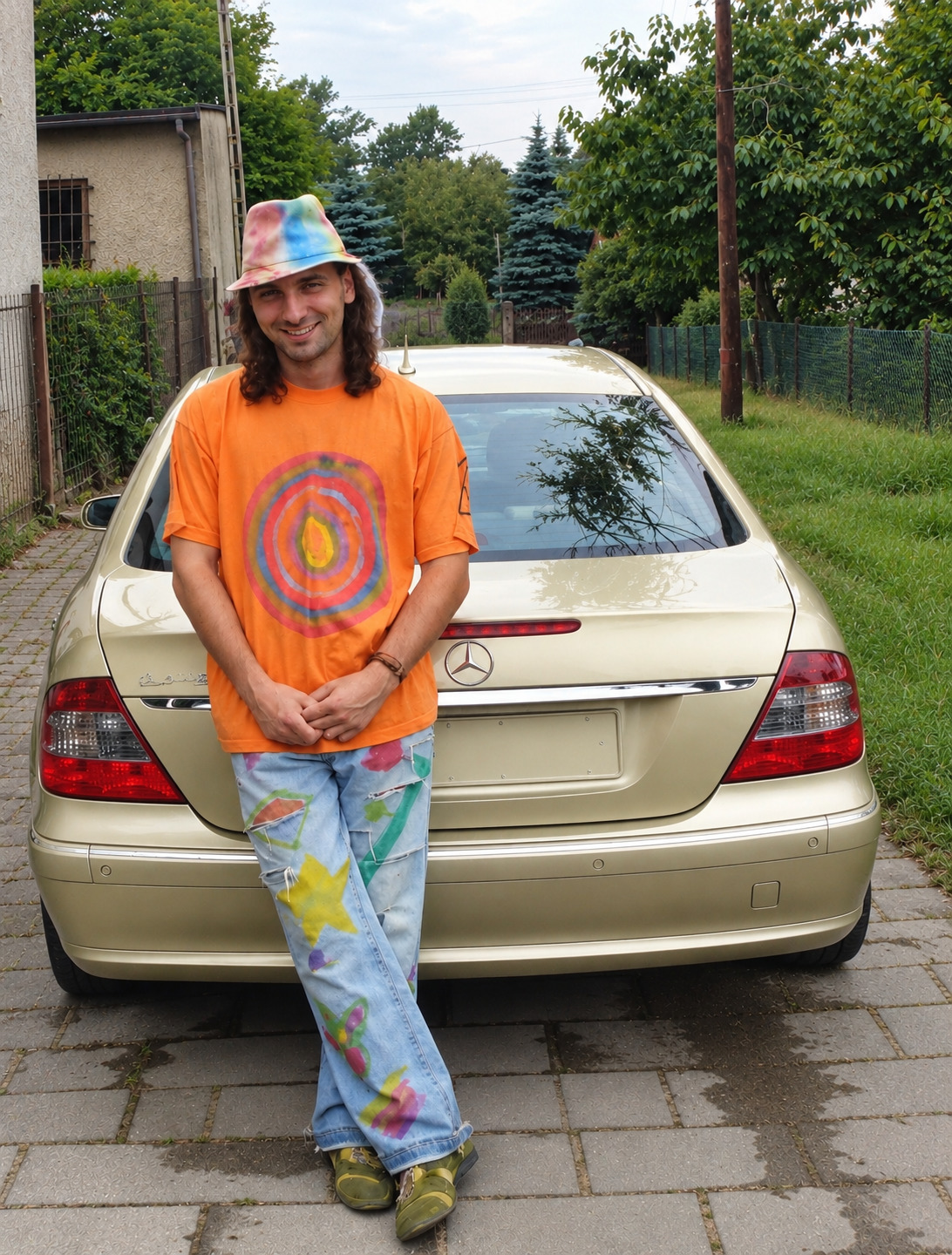 Ich vor dem Mercedes aus jener Zeit